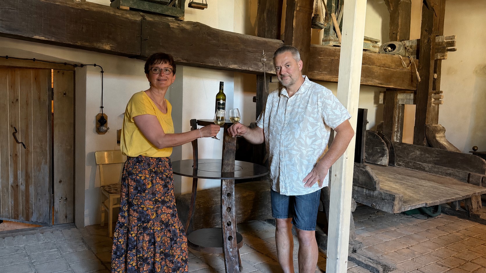 Erni und Rainer Rötzer im historischen Presshaus